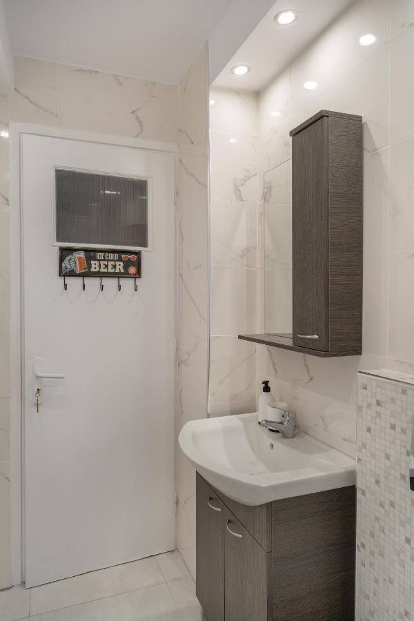 Comfy Apt Next To Metro Athens Luaran gambar