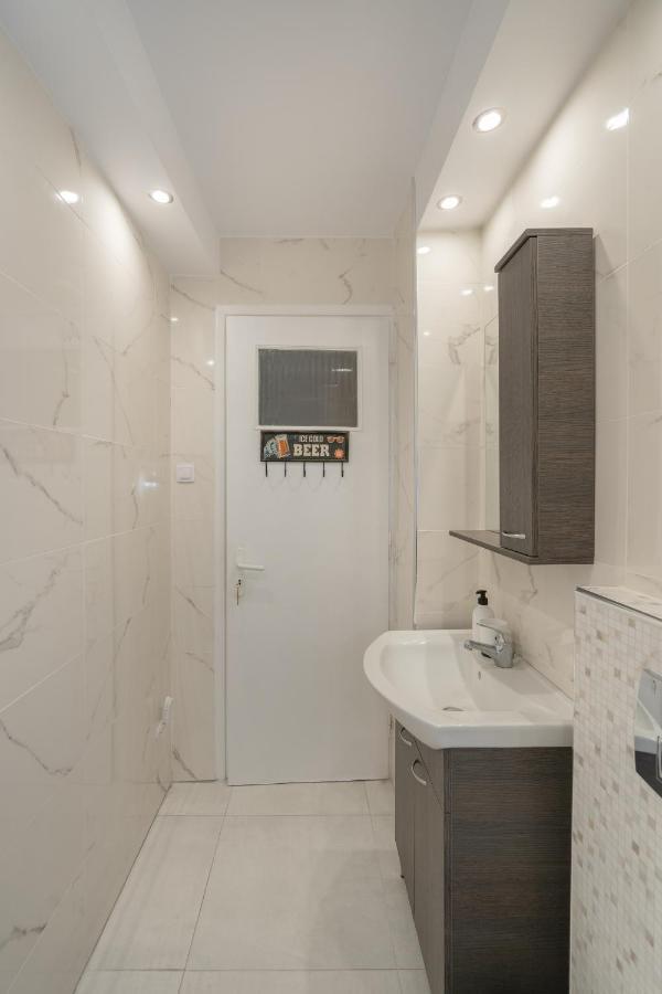 Comfy Apt Next To Metro Athens Luaran gambar